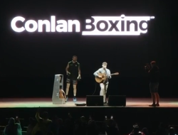 фото - Маккрори эффектно вышел на ринг и устроил махач с Вудоллом: видео