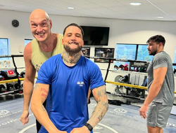 фото - Фьюри спаррингует со средневесом. Тот обещает Усику «тотальное доминирование»