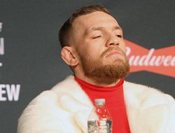 фото - Соцсети: сломанная челюсть Макгрегора, призрачный гонщик Редкач, Трояновский трогает пояс Поветкина