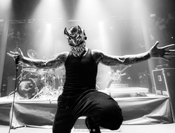 фото - Звезда метал-сцены отложит микрофон. Он подписал контракт с BKFC