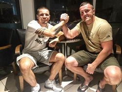 фото - Вести из соцсетей: Усик охотится на фрисби, Чавес попал на деньги, Альварес ушёл под лёд