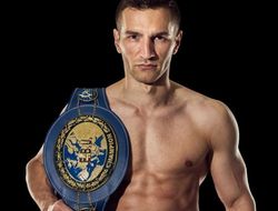 фото - Татли в яркой драке отстоял пояс чемпиона EBU: бой прошёл в средневековом замке