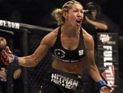 фото - UFC 214: Киборг Жустино разбила Эвинджер и стала новой чемпионкой UFC