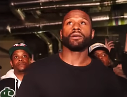 фото - У Мейвезера подозрение на перелом после выставочного боя в Англии