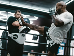 фото - Экс-чемпион против экс-претендента. В UFC объявили крутой мэйн ивент  