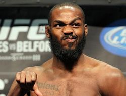 фото - Джон Джонс сдался полиции и отпущен под залог