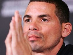 фото - Ричард Абрил вынужден отложить бой с Хорхе Линаресом из-за травмы