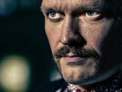 фото - Зеленский наградил Усика орденом