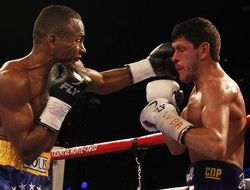 фото - Всё равно, что ничего не было: Макдоннелл и Солис не закончили матч-реванш