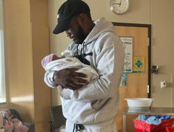 фото - Кроуфорд снова стал папой, Джейкобс извинился перед фанами, Канело показал свой облик — соцсети 