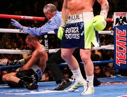 фото - Холифилд: Сергей Ковалёв в бою с Канело Альваресом выбрал деньги, а не победу