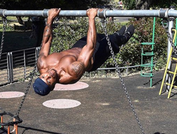 фото - Киборг в купальнике, Ярд нарушает гравитацию, Мороз показала бицухи — соцсети 