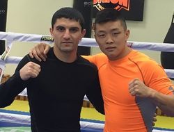 фото - Усик развлекает Ломаченко танцами, Ковалёв с братьями казахами, Хегай помогает Далакяну — соцсети