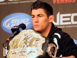 фото - Доминик Крус лишится титула UFC, если не выйдет драться в начале 2014 года