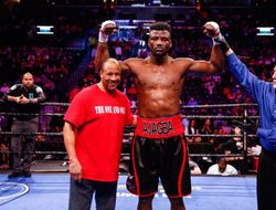 фото - «Нигерийский Уайлдер» Аджагба избил «Гладиатора»: видео