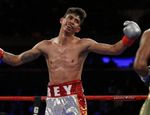 Рэй Варгас защитил титул, хоть и побывал в нокдауне