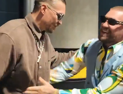 фото - Усик ручкался с Макгрегором и забавно косплеил походку Конора — видео