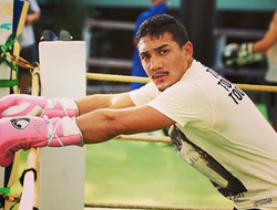 фото - Теофимо в гламурных перчатках, Атлас делится секретами с Энганну, Коста требует реванш с Адесаньей — соцсети 