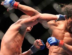 фото - UFC 164: Энтони Петтис отобрал титул у Бена Хендерсона