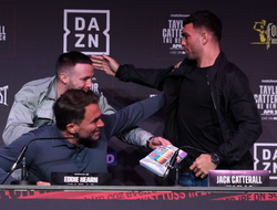 фото - Тейлор купил милый подарок для Кэттеролла, за что вновь получил по шее: видео