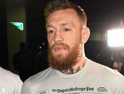 фото - Видео: Конор Макгрегор топчет телефон болельщика