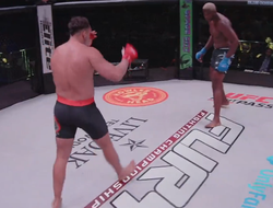 фото - Нокаут на 3-й секунде боя в поединке тяжеловесов — видео дня