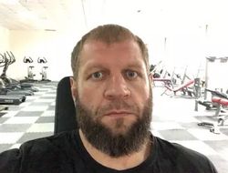 фото - Александр Емельяненко в августе подерётся с «Халком» Джонсоном