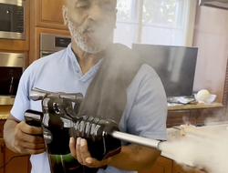 фото - Тайсон покурил с автомата-вапорайзера и бросил монетку для Спенса и Кроуфорда: видео