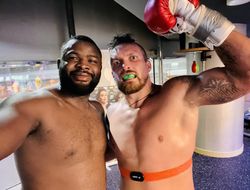 фото - Кадр дня: сенсационный африканец помогает Усику готовиться к реваншу с Джошуа