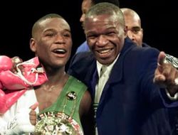 фото - Мэйуэзер-старший: «Малыш Флойд еще и фору даст здоровяку Альваресу»