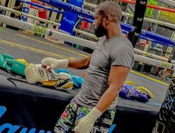 фото - Как Мейвезер готовится к бою с мажором из Дубая. Рассказывает тренер