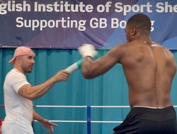 фото - Измученного Джошуа бьют эластичной зелёной палкой: готовят к Усику — видео