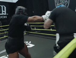 фото - Майк Тайсон поколотил и уронил спаррингёра: видео