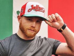 фото - Кадр дня: Канело приласкал поразительно красивую холёную кобылу