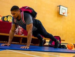 фото - Джошуа с рюкзаком пришёл в школу и прогулял уроки, устроив там тренировку – видео