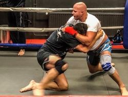 фото - Майки прикупил пистолет, богатства Мэйуэзера, Роган напрягся в сауне — соцсети