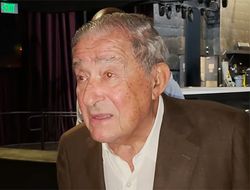 фото - Всё-таки реванш с Ломаченко? Арум пожурил Лопеса и рассказал о его будущем