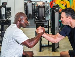 фото - Деды воевали: Холифилд требует от Майка Тайсона «не тянуть резину»