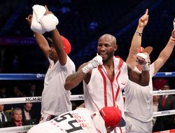 фото - Йорденис Угас победил в отборочном поединке Сесара Баррионуэво