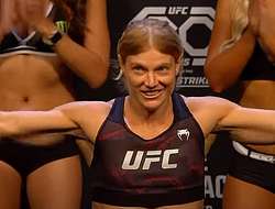 фото - UFC. Окровавленная Фьоро победила экс-чемпионку Намаюнас в Париже