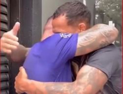 фото - Чарльз Оливейра довёл тренера до слёз дорогим подарком: видео