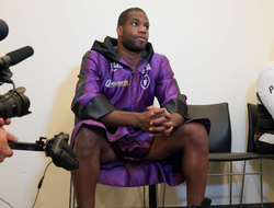 фото - Удар ниже пояса — это не обязательно по яйцам. Эксперт о скандале вокруг боя Усик-Дюбуа