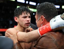 фото - Оскар Де Ла Хойя может сменить DAZN на Triller — СМИ