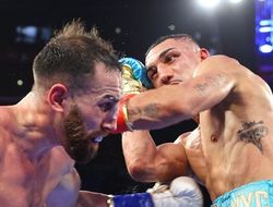 фото - Теофимо Лопес – Сандор Мартин: видео лучших моментов боя