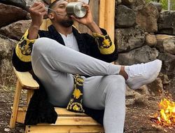 фото - Джошуа посидел впотьмах в деревенском нужнике. Oh wait, это не нужник — видео