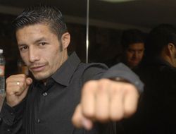 фото - Джонни Гонсалес против Окендо в андеркаре Мэйуэзер-Берто?