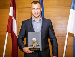 фото - Бриедис — рижанин года, Ковалёв и Ломаченко из архива, Бивол опустил голову — соцсети 