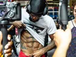 фото - Тренер поражается, каким образом здоровенный Роберт Истер влезает в лёгкий вес