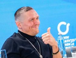 фото - Посмотрите на Усика. Украинец приехал на бой Фьюри vs Нганну — фото