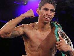 фото - Рэй Варгас впервые отстоял титул, перебоксировав Ронни Риоса